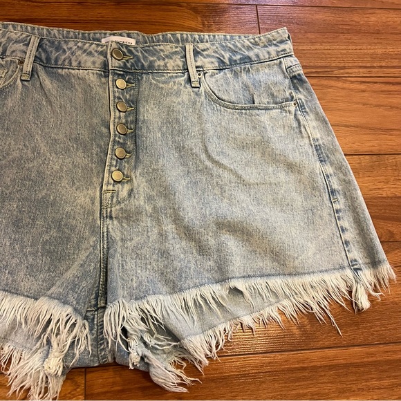 Good American Jean Shorts - Picture 2 of 5